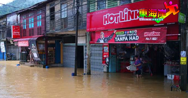 林明山镇商店开始遭洪水洗劫。