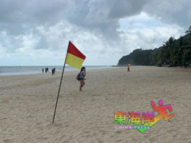 直落尖不叻海边挂红黄旗风强浪大小心嬉水