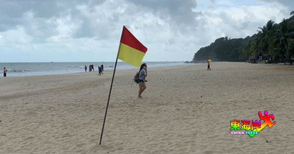 警示旗杆已挂上红黄旗，提醒民众小心及宣告可在海边救生员监督下，进行嬉水。