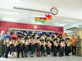 文冬启文上午校学前班  32学生戴四方帽