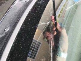 失常男子扰民搞破坏 折断雨刮器 砸挡风玻璃