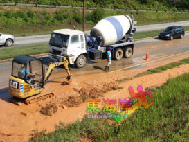 关丹绕道地下水管破裂  水源涌上路面  马路现深坑