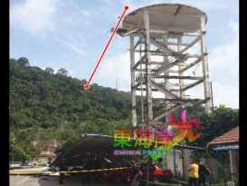 高空巨型水槽破裂坠下  车辆 围篱 沟渠毁  住家后巷一片狼藉（有视频）
