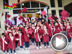 学前班也披毕业袍   小小毕业生丢四方帽