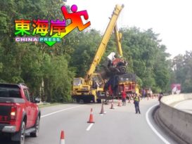 清理翻覆拖格   大道堵塞超过4小时