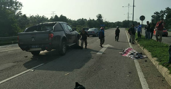 四轿驱动车与驶出红绿灯路口摩哆相撞，导致骑士当场死亡。