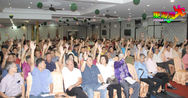 皆大部分出席会员以举手方式表决通过重新纳回遗失的章程细节。