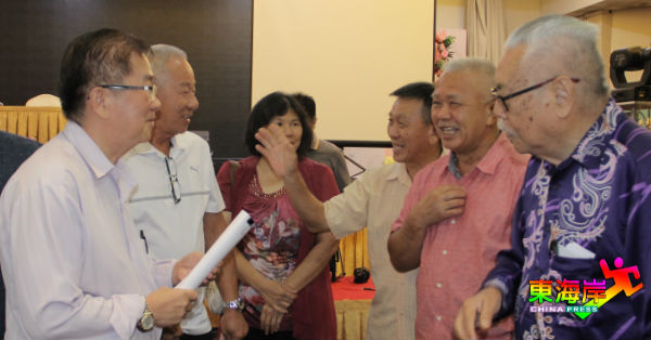 曾玟祯（左2起）在特大休会后与副会长拿督姚瑞明、刘德发、前会长拿督陶启联及刘松发交流。