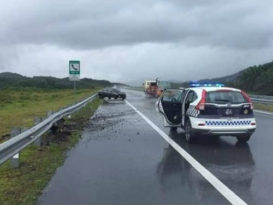疑雨中路滑 车大道中央打转