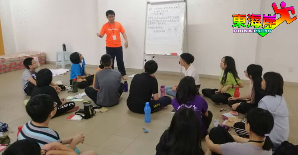 营员们在导师指引下进行小组讨论，分享阅读心得。