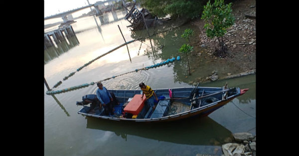2名渔民共乘出海捕鱼的纤维渔船，因引擎故障，而在海上漂流。