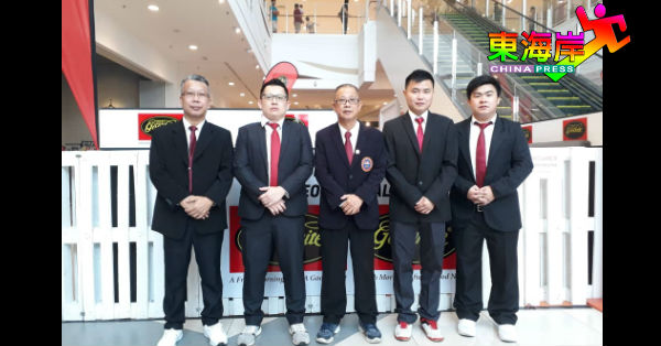 来自彭州的全国赛裁判员周亚福（左起）、陈毅煌 、洪祺华、曾昭荻及刘庆康。