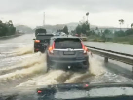 要道淹水 轿车闯水关