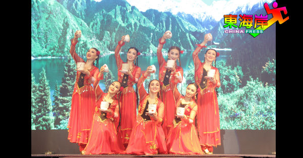 新疆独门《顶碗》舞，美丽优雅中考验舞者舞技，博得全场掌声。