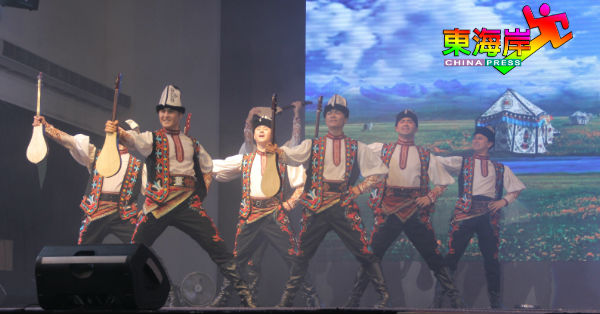 《欢乐的库姆孜》是以介绍柯尔克孜族独有的古老弹拨乐器为主。