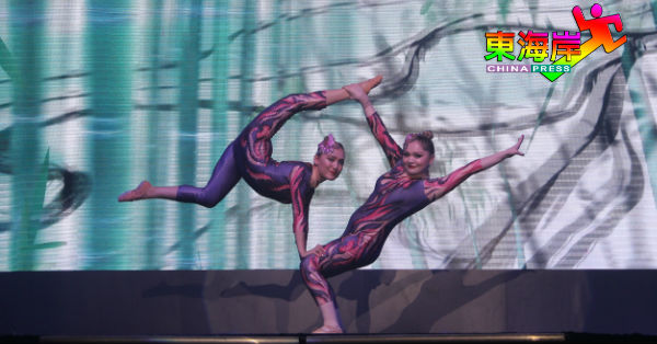 一而再呈献高难度动作的“双人技巧”，展现出舞者纯熟功力。