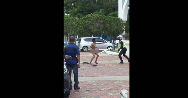 裸体疯汉在清真寺外，以巴冷刀不停攻击巡警。