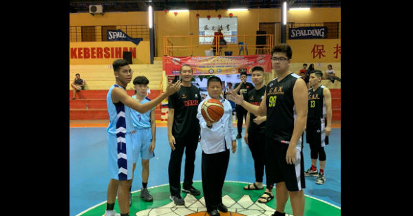沈春祥（左4）在曾细鸿（左3）陪同下，主持第2届关丹新村乙组男子公开篮球锦标赛。