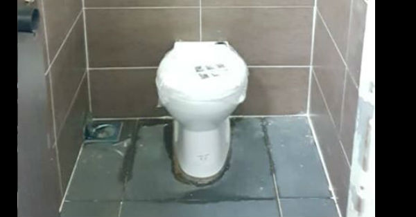 日前关丹巴士总站被民众投诉厕所阻塞问题。（取自关丹市议会面书）