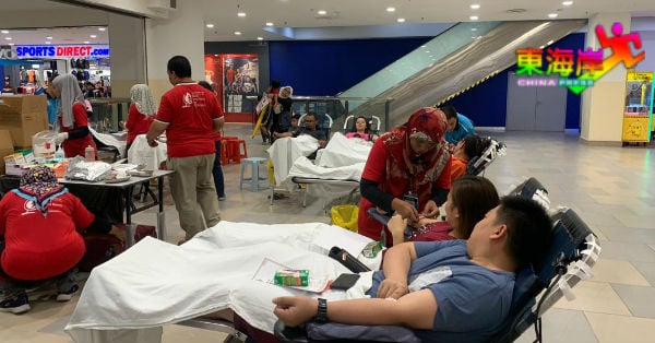 现场有不少民众参与捐血活动。