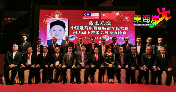白天（左6）与彭州中华总商会理事们合影。