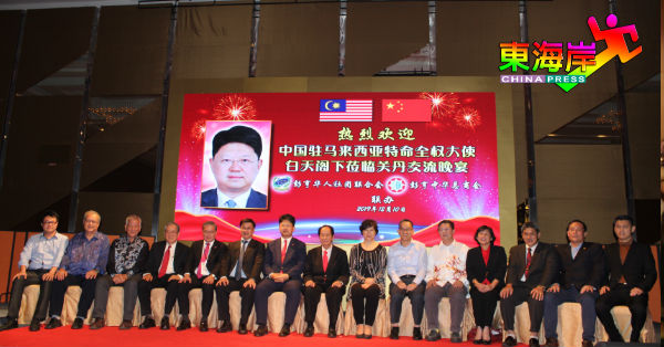 白天（左7）与关丹中华中学董事合影。