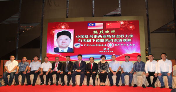 白天（左7）与中国交建集团公司员工合影。