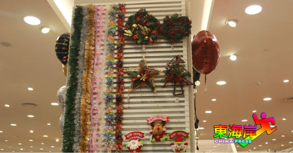 如往年一样，店内提早一个月前，开始售卖圣诞节装饰品，如五颜六色的装饰球、礼物纸及圣诞树等。