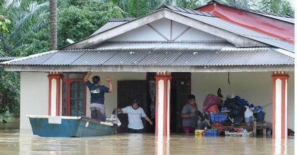 家园变泽国，灾黎唯有乘舢板返回被洪水侵袭的家园。