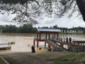 淡马鲁河水高涨 河畔休闲公园 被水覆盖