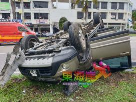 休旅车转弯处翻覆  车祸5秒惊悚画面曝光