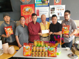 助重建民众图书馆 卖肉干盆菜  捐林明