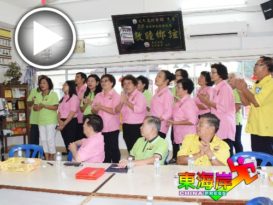 唱新年歌迎访客  充满新春气息