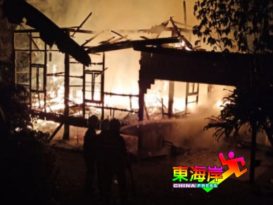 祝融夜烧民宅  屋主母子逃火劫