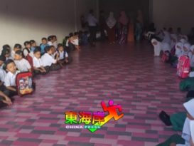 登政府伊小没水电 逾百学生摸黑开学