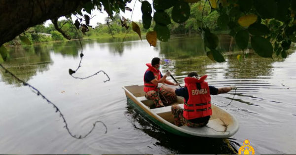 消拯员乘坐纤维艇至湖中打捞浮尸。