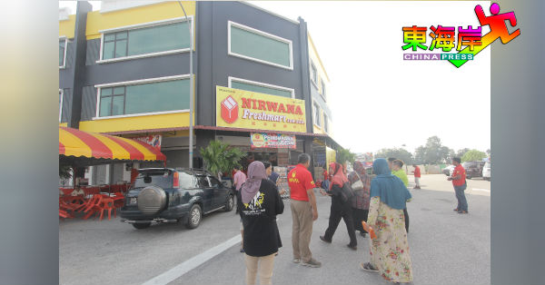关丹妮华娜集团属下首家FRESHMART超市英迪拉马哥打区新店18日新张，吸引广大消费者光顾。