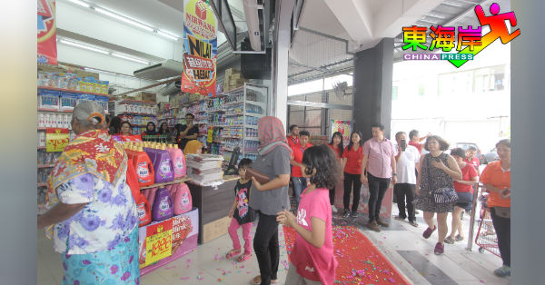妮华娜英迪拉马哥打FRESHMART超市新张，门庭若市。