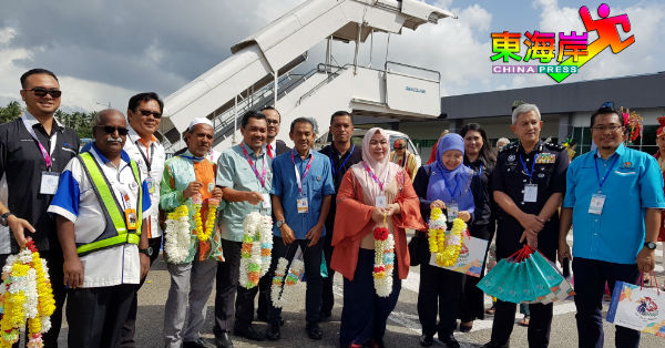 莎哈妮札（左9）率同各单位代表，在机场迎接首批访彭国内外旅客。