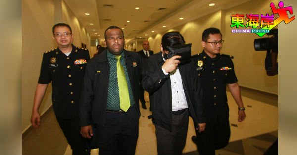 沙尼甘阿里甘（左3），在反贪会官员陪同下离开法庭。