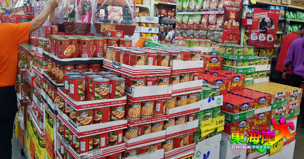各式各样的罐头鲍鱼产品是超市年货中不可缺的商品。
