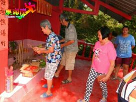 地里望大街 居民虔诚膜拜