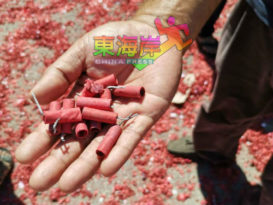 建筑商燃放40尺红炮  孩童开心捡炮尾