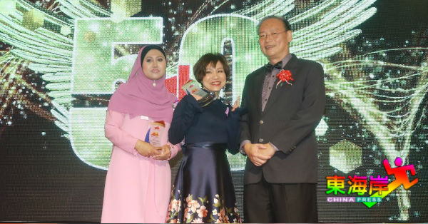 两位资深员工获颁最久服务奖，左起祖莱达与宁凯喧，右为蔡世贤。