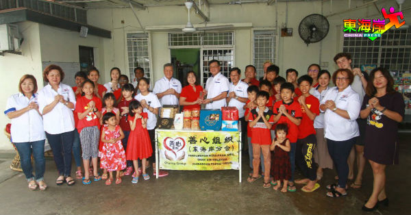 王剑辉（左9）代表大马善心组织（东海岸分会）移交善款2000令吉予关丹拉法儿童之家，由院长曾雅莲（左8）代领。左7起陈东生、洪礼春及石传伟。