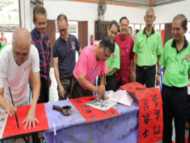华校友族生增  蔡永祥：有望培养友族书法家