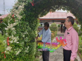 老校工52年心思换无数奖项 剪出个“公园内的校园”