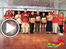 加叻华校新春团拜 剪纸挥春  友族不逊色（有视频）