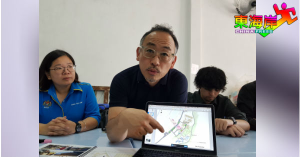 小林博人（左2）解说选择设立工作坊的地理位置条件，左为蔡依霖。
