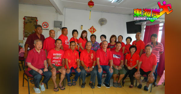 朱金明（坐左4）与理事会，宣布2月8日举行合家祈福及个体四季灯升挂仪式。